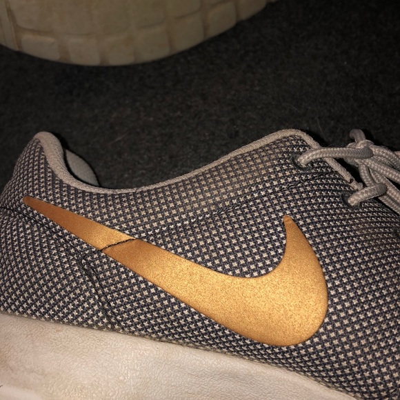 Nike Roshe grey with gold swoosh - Picture 5 of 5